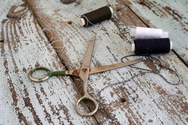 Makas ve konuları bir doku eski ahşap tablo.