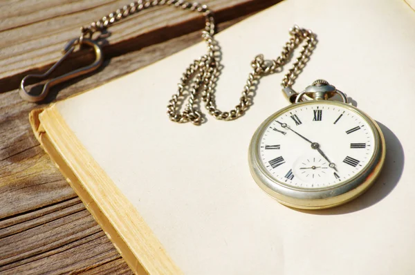 Old pocket watch and the open book with blank empty pages on a linen cloth — Φωτογραφία Αρχείου
