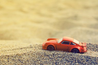 Deniz kum çocuk turuncu makinede