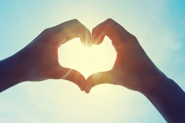 Mani a forma di cuore d'amore — Foto Stock