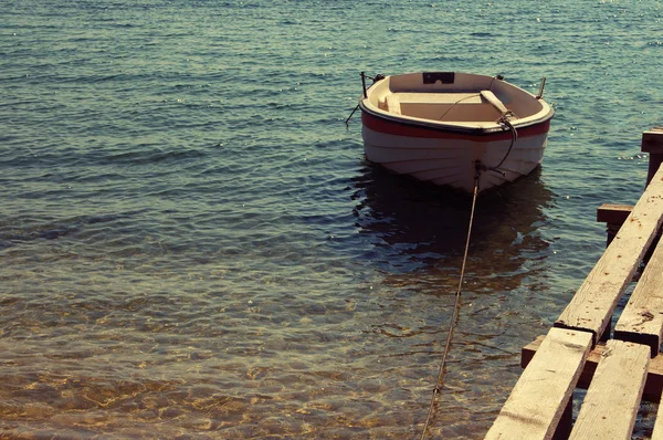 Λευκή μεσογειακή αλιευτικό σκάφος στη θάλασσα σε μια ηλιόλουστη μέρα του καλοκαιριού. Μοναχικό λευκή βάρκα — Φωτογραφία Αρχείου