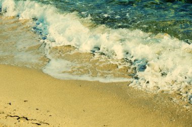 Akdeniz deniz ve gün batımı kumsalda. Sandy beach ve dalgalar. Deniz manzara.