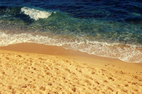 Medelhavet och stranden på sunset. Sandstrand och vågor. Hav landskap. — Stockfoto