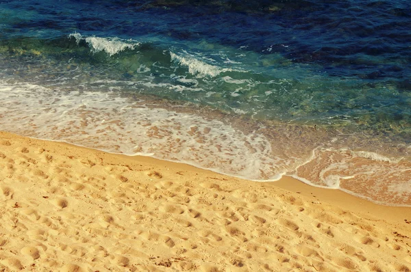 地中海和日落沙滩。沙滩和海浪。海景观. — 图库照片