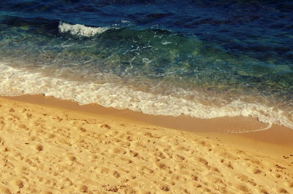 Medelhavet och stranden på sunset. Sandstrand och vågor. Hav landskap. — Stockfoto