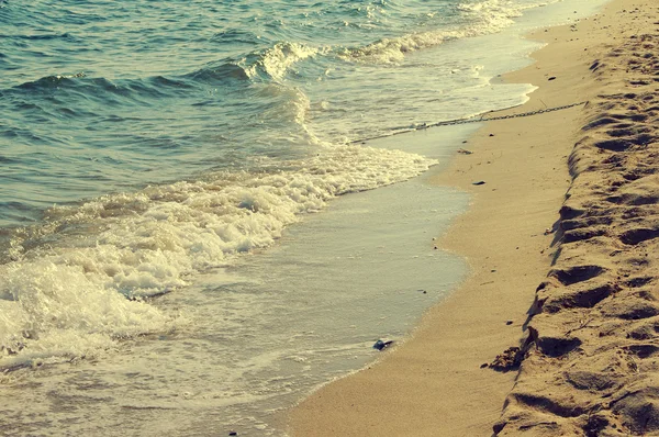 Mittelmeer und Strand bei Sonnenuntergang. Sandstrand und Wellen. Meereslandschaft. — Stockfoto