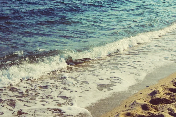 Mittelmeer und Strand bei Sonnenuntergang. Sandstrand und Wellen. Meereslandschaft. — Stockfoto