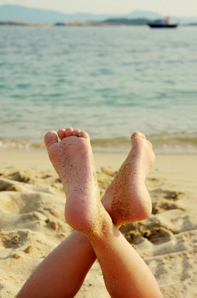 Los pies del niño en la playa de mar contra el mar —  Fotos de Stock