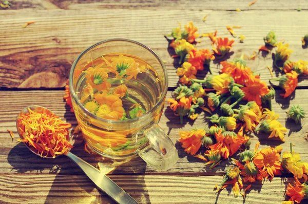 Herbal tea from flowers of a marigold — Foto Stock