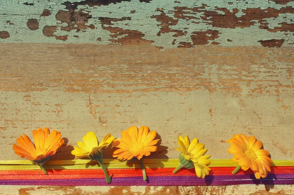 Желтые летние цветы на деревянной поверхности. Букет от Мэриголд. Цветы календулы. Отдых фон в винтажном стиле . — стоковое фото