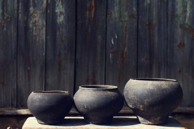 Eski dökme demir tencere dokusal ahşap yüzeye. Fırın için eski eşya