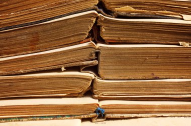 Bir yığın eski kitap..