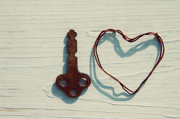 Velha chave enferrujada e coração — Fotografia de Stock