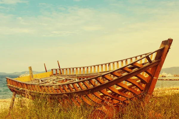 Vecchie barche abbandonate sulla spiaggia — Foto Stock