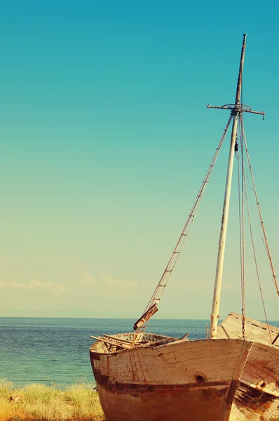 Quadro di barca su una spiaggia contro il mare — Foto Stock