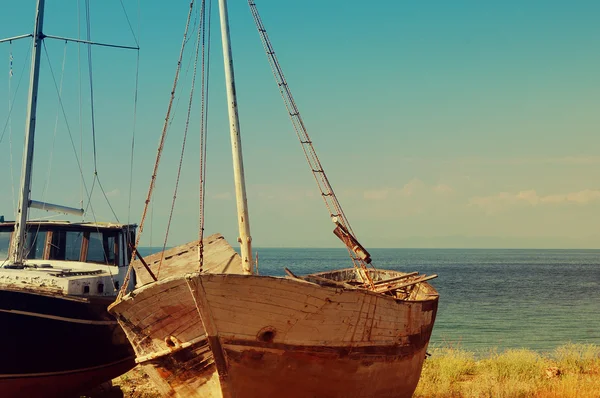 在海滩上老废弃的船 — 图库照片