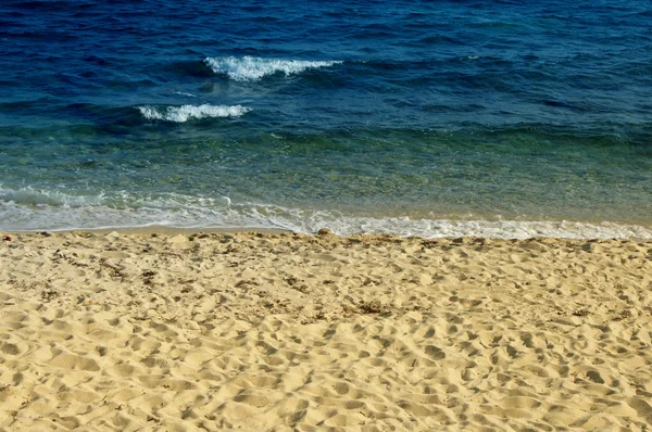 地中海和日落沙滩。沙滩和海浪。海景观. — 图库照片