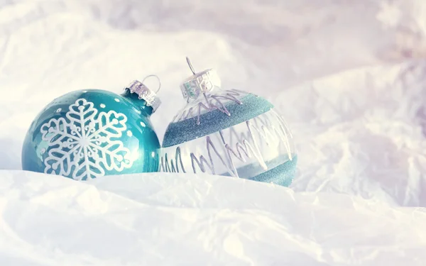 Två turkosa julgranskulor. God jul och gott nytt år. Jul dekoration. — Stockfoto