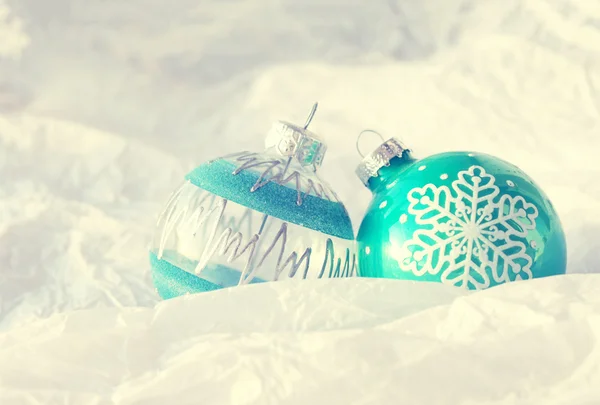 Två turkosa julgranskulor. God jul och gott nytt år. Jul dekoration. — Stockfoto