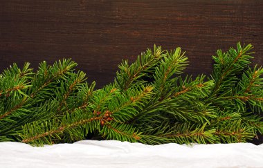 Noel dekorasyonu, bayram, Yılbaşı ve dekor kavramı. Doğal köknar dalı ve köknar koni ahşap dokusal masa üzerinde kapat