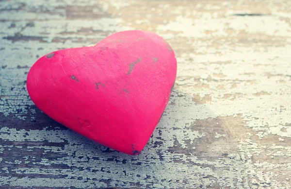 Coeur rouge sur un vieux fond de bois grunge . — Photo