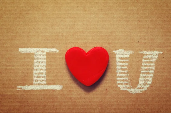 Texto "Eu te amo", escrito em giz no papel. Cartão romântico pelo Dia de um São Valentim . — Fotografia de Stock