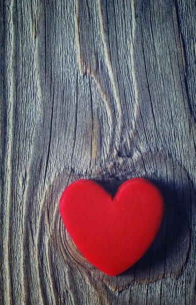 Eski ahşap arka plan üzerinde kırmızı kalp. Romantik kart. — Stok fotoğraf