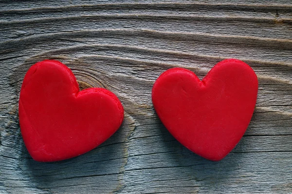 Dois corações vermelhos em um fundo velho de madeira. Cartão romântico . — Fotografia de Stock