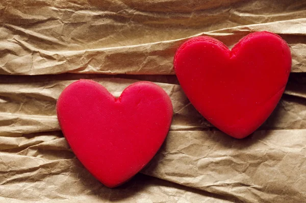 Dois corações vermelhos no fundo do papel. Cartão romântico . — Fotografia de Stock