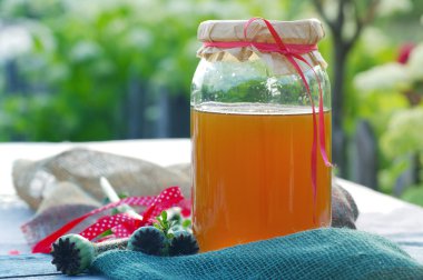 Gelincik çiçekleri başkanları bir cam kavanoza tatlım