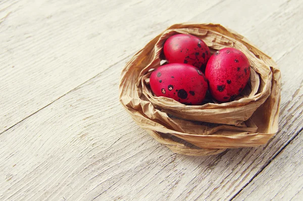 Glad påsk röda ägg i en dekorativ boet. — Stockfoto