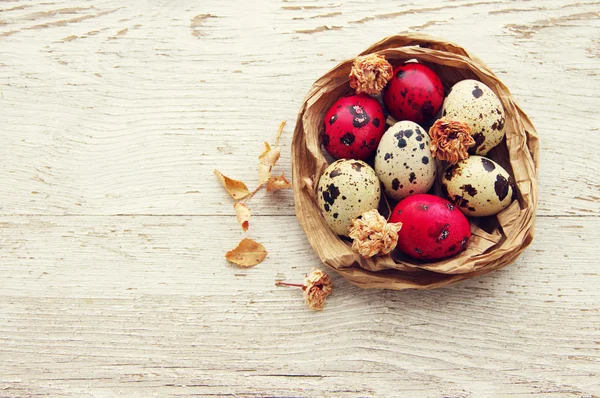 Feliz Páscoa ovos vermelhos em um ninho decorativo . — Fotografia de Stock