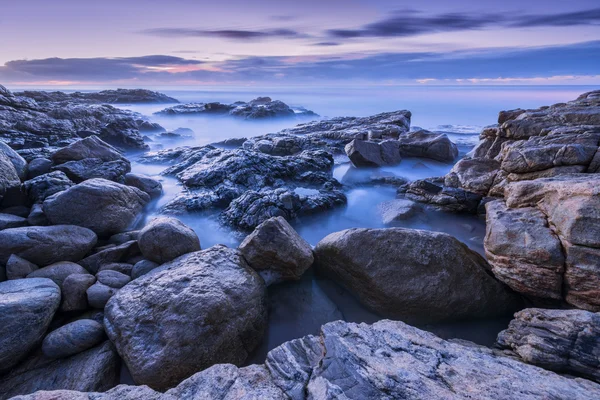 Fotografía pre-amanecer de olas brumosas —  Fotos de Stock