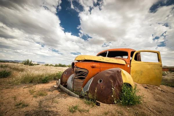 Törmelék vintage autó a sivatagban — Stock Fotó