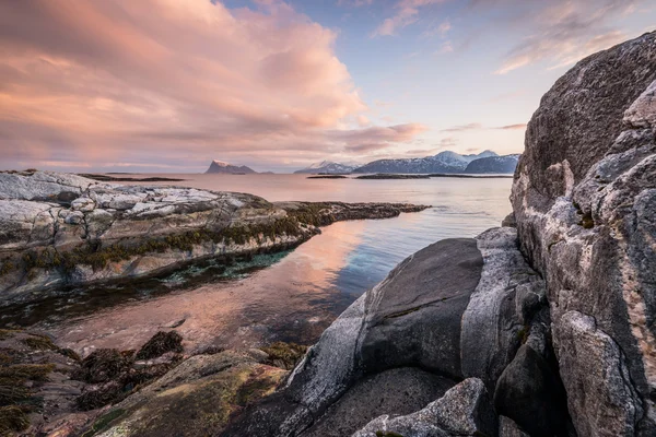 Norveç'te doğal deniz manzarası