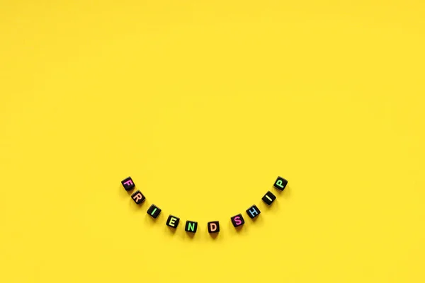 Parola Amicizia Composta Cubi Con Lettere Multicolori Sfondo Giallo Primo — Foto Stock