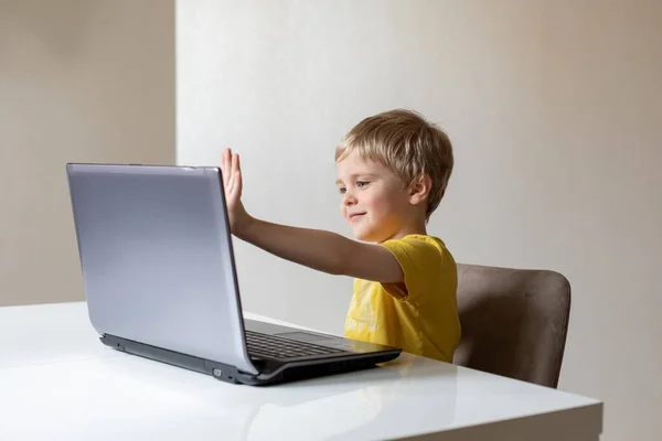 Niño Lindo Con Pelo Rubio Sienta Una Mesa Con Ordenador —  Fotos de Stock