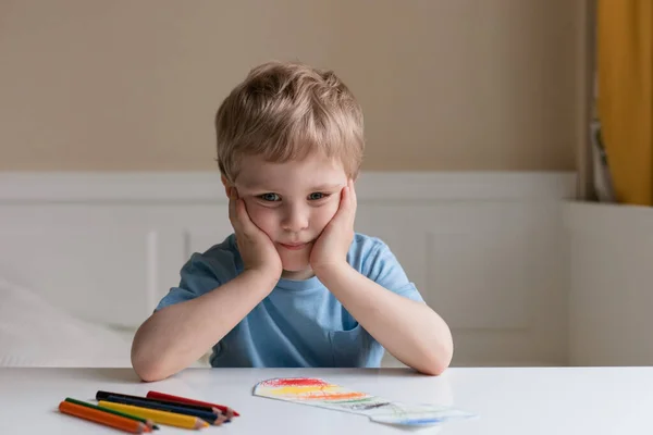 Carino Bambino Con Capelli Biondi Disegna Matite Colorate Casa Mise — Foto Stock