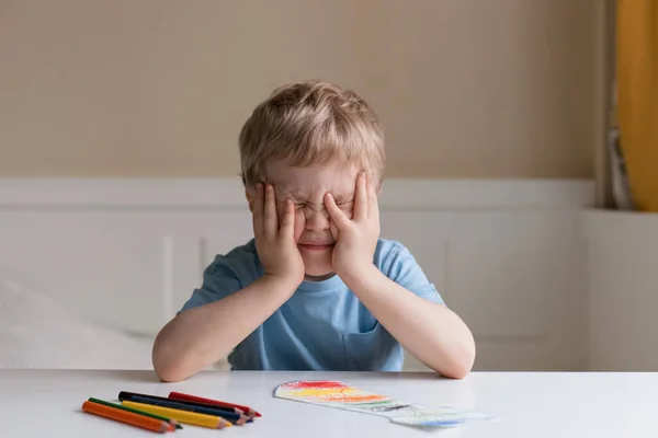 Carino Bambino Con Capelli Biondi Blu Shirt Disegna Matite Colorate — Foto Stock