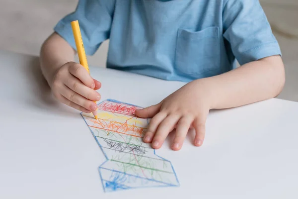 Bambino Disegna Con Matite Colorate Primo Piano Delle Mani — Foto Stock