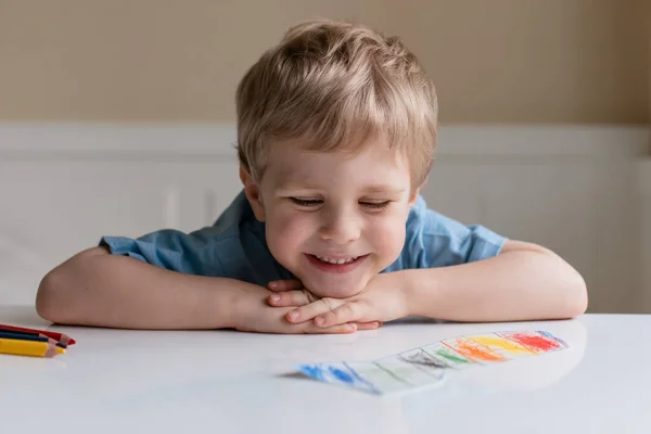 Carino Bambino Con Capelli Biondi Blu Shirt Disegna Matite Colorate — Foto Stock