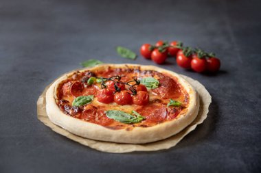 Yemek kavramı. Arka planda domatesli güzel bir epperoni pizza.