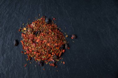 Karanlık bir arka planda mis kokulu kuru baharatlar. Yemek için çeşni. Yemek kavramı