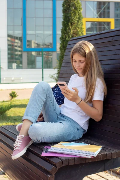 Schattig Schoolmeisje Zit Straat Met Een Smartphone Notitieboekjes Beschermend Masker — Stockfoto