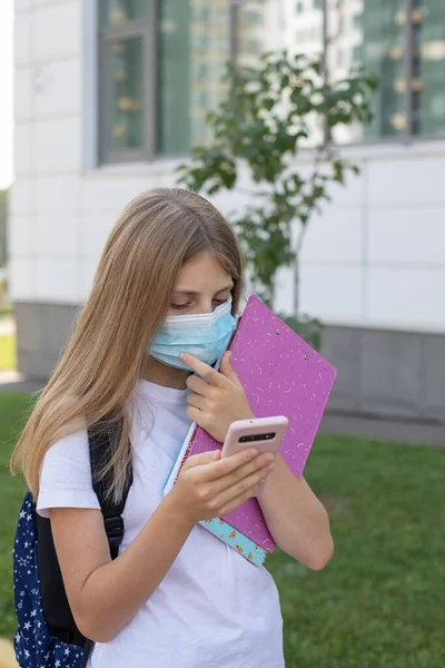 Uma Estudante Com Uma Máscara Protetora Com Cadernos Uma Mochila — Fotografia de Stock