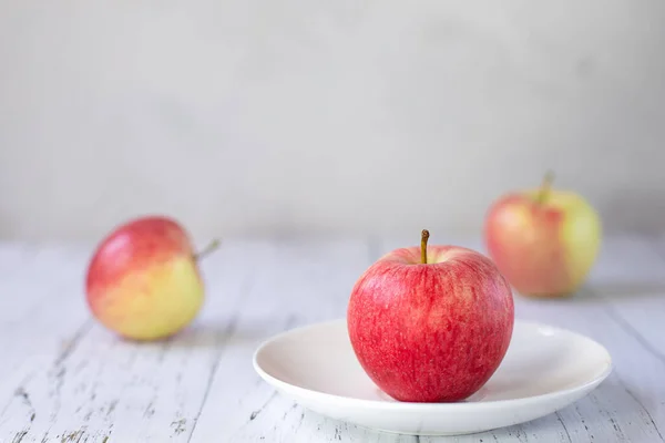 Ripe Juicy Red Apple Saucer Light Background Delicious Concept Healthy — Stock Photo, Image