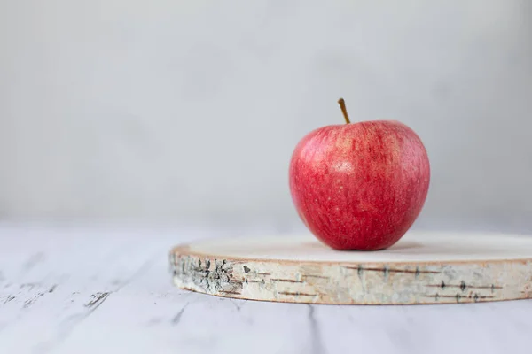 Ripe Red Appleson Wooden Stand Light Background New Summer Harvest — Stock Photo, Image