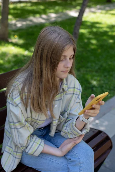 Portret Van Een Vrolijk Lachend Tienermeisje Met Een Smartphone Haar — Stockfoto