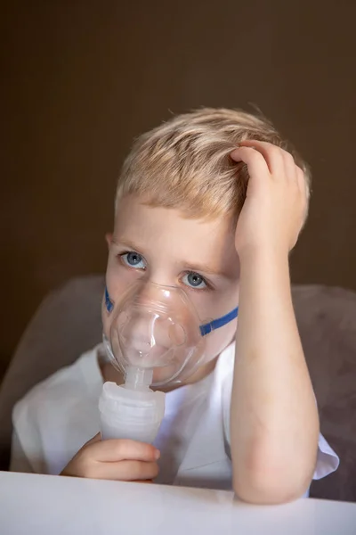 Menino Triste Faz Inalações Com Nebulizador Casa Ele Está Doente — Fotografia de Stock
