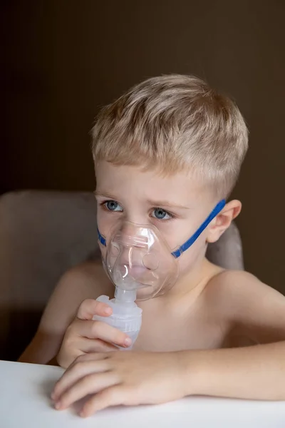 Menino Triste Faz Inalações Com Nebulizador Casa Ele Está Doente — Fotografia de Stock